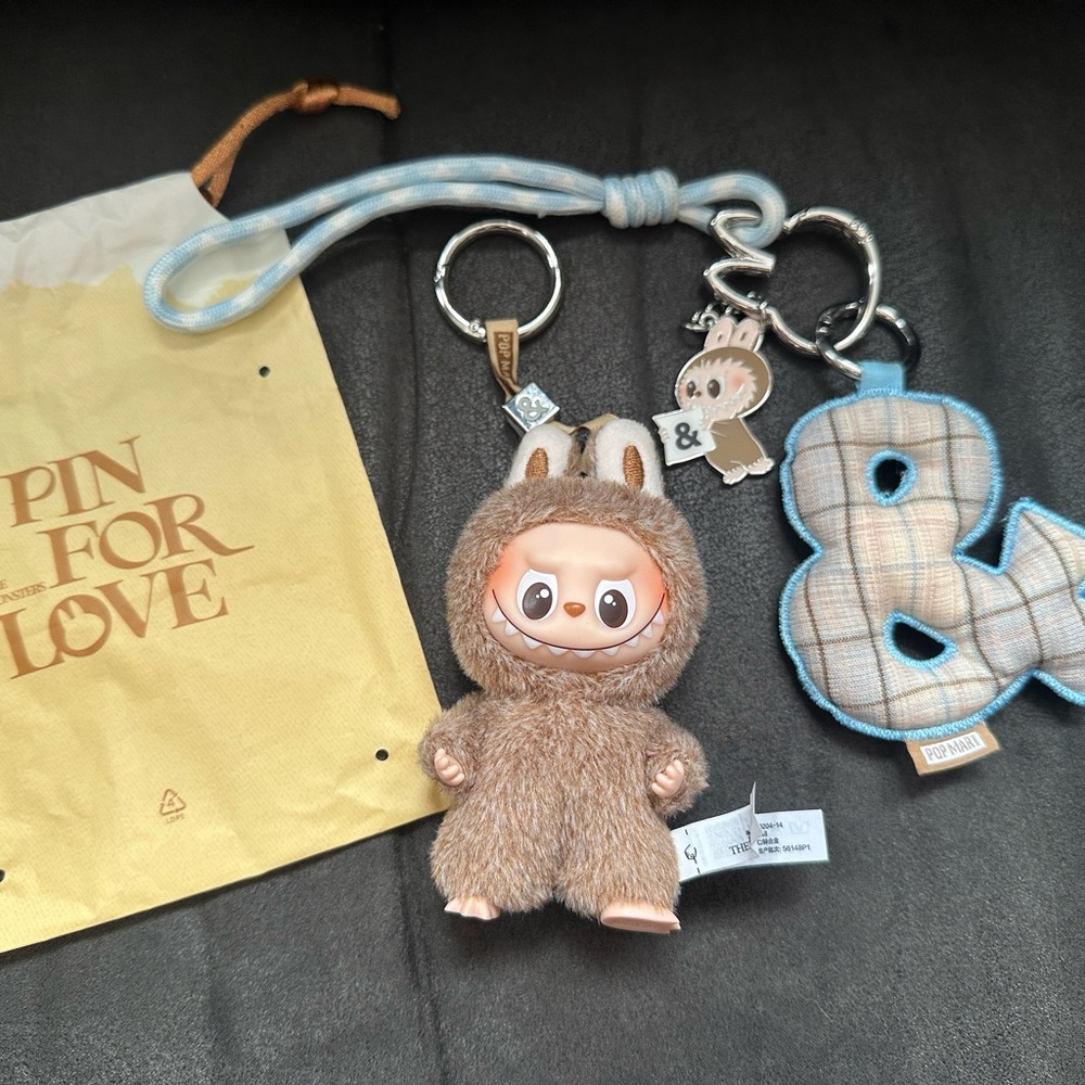 Pin For Love “&” + Keychain - Picture 2 of 2